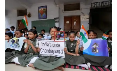 What was the global response to India's historic lunar landing?